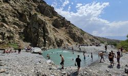 Erzincan'da sulama havuzu sıcaklardan bunalanların serinleme noktası oldu