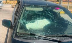 Van’da otomobil refüje çarptı: 2 yaralı