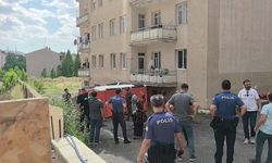 Erzurum’da balkondaki intihar girişimi ekiplerin müdahalesiyle sonlandırıldı