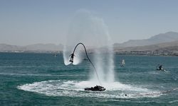 Van Gölü'nde Türk bayrağıyla nefes kesen flyboard gösterisi