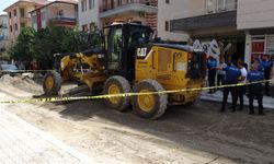 Yol çalışmasında iş makinesinin altında kalan işçi öldü