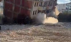 Elazığ’da 5 katlı bina iş makinesinin tek dokunuşuyla yıkıldı