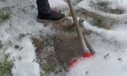Kars’ta dolu yağışı Bulanık köyünü beyaza bürüdü