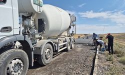 Akyaka’da köy yolları betonla buluşuyor