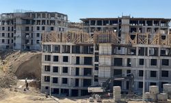 Yüksekova’da vatandaşlar için devlet 48 konutluk binalar yapımına devam ediyor