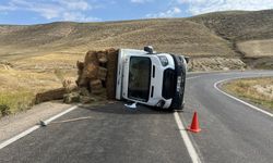 Erzurum’da ot yüklü kamyonet virajda devrildi: 2 yaralı