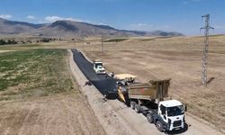 Ağrı’da köy yolları yenileniyor: 2,7 kilometre sıcak asfalt