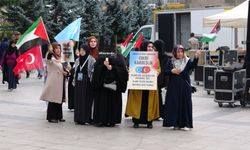 Sağlık çalışanları Gazze için yürüdü