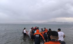 Van Gölü'nde can simidiyle açılan 3 kişi mahsur kaldı