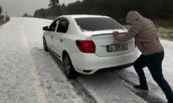 Kars’ta Ağustos ayında kış sürprizi! Sarıkamış beyaza büründü, araçlar yollarda mahsur kaldı