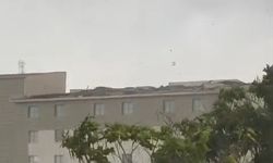 Van’da fırtına çatıları uçurdu