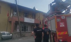 Hakkari’de çatıda mahsur kalan işçi kurtarıldı