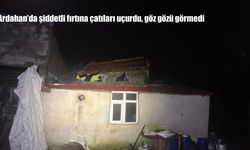 Ardahan'da şiddetli fırtına çatıları uçurdu, göz gözü görmedi