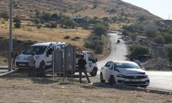 Malatya'da otomobille çarpışan hafif ticari araçtaki 2 kişi yaralandı