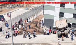 Kontrolden çıkan hafriyat kamyonu apartmanın bahçe duvarına çarptı: 1 yaralı