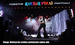 Simge, Malatya’da sevilen şarkılarıyla sahne aldı