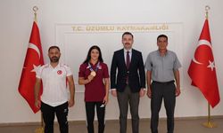 Şampiyon Elvira’ya tebrik