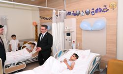 Erzurum Valisi Baruş, Şehir Hastanesi’nde sünnet olan çocukları ziyaret etti