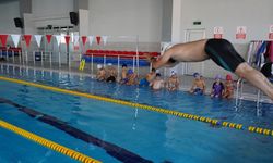 Yüzme havuzunda geleceğin sporcuları yetişiyor