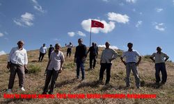 Kars'ta bayrak gururu: Türk bayrağı köyün zirvesinde dalgalanıyor