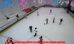 Van'da çocuklar yaz tatilinin son günlerini buz pistinde geçiriyor