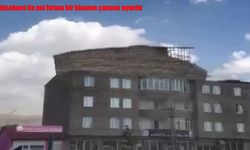 Yüksekova'da ani fırtına bir binanın çatısını uçurdu