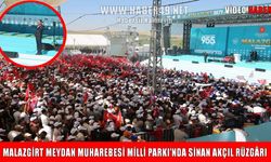 Malazgirt'te resmi tören öncesi Sinan Akçıl ve mehteran rüzgarı