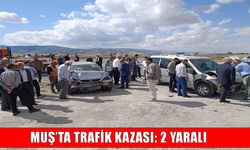 Muş’ta kavşakta iki araç çarpıştı: 2 yaralı