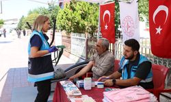 Van'da caddede kurulan stantta vatandaşlara sağlık hizmeti veriliyor