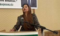 Fistan giyip kürsüye çıkan kadın çiftçi, kadınların yaşadığı sıkıntıları anlattı