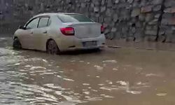 Erzurum-Artvin Karayolunda sel: Dereler taştı, bir araç mahsur kaldı