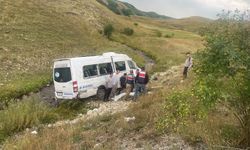 İspir’de yolcu minibüsü şarampole devrildi: 3 yaralı