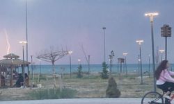 Van’da yağmur ve şimşekler geceyi aydınlattı