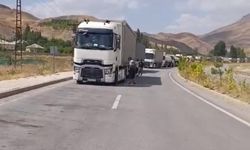 Yüksekova’da kamyonet tıra çarptı: 1 yaralı