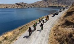 Doğaseverler Van Gölü'nün saklı cennetine pedal çevirdi