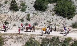 Erzincan’da asırlık gelenek atlı düğün alayıyla yaşatılıyor