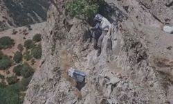 Doğal bal için kayalıklardan sarkıtılan kovanda sağım zamanı