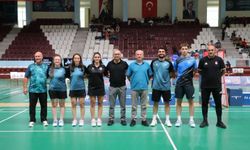 Erzincanlı milli sporculara federasyondan raket hediyesi