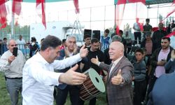 Başkan Sekmen davul-zurna sesini duyunca er meydanına çıktı
