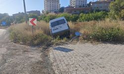 Malatya’da minibüs şarampole devrildi: 2 yaralı