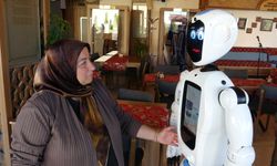 Erzurumlular insansı robot Şukufe’ye büyük ilgi gösteriyor