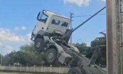 Erzurum’da levhaya çarpan kamyonun ön kısmı havaya kalktı