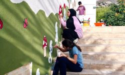 Anaokulunun duvarları öğretmen ve öğrencilerin resimleriyle renklendi