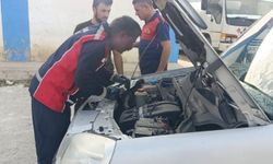 Yüksekova'da araçta mahsur kalan kedi kurtarıldı