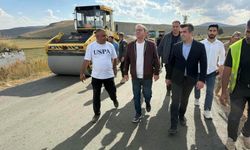 Vali Polat köy yollarını inceledi, çocuklar yalnız bırakmadı