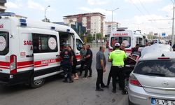 Kontrolden çıkan otomobil trambüs direğine çarptı: 2'si çocuk 4 yaralı