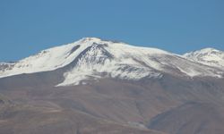 Erzincan'ın yüksek kesimleri mevsimin ilk karıyla beyaza büründü