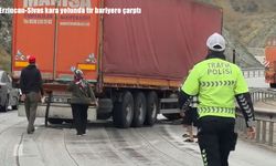 Erzincan-Sivas kara yolunda tır bariyere çarptı
