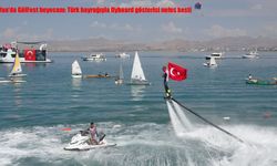 Van Gölü’nde Türk bayraklı flyboard gösterisi nefes kesti