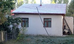 Kars'ta soğuk hava nedeniyle kırağı oluştu